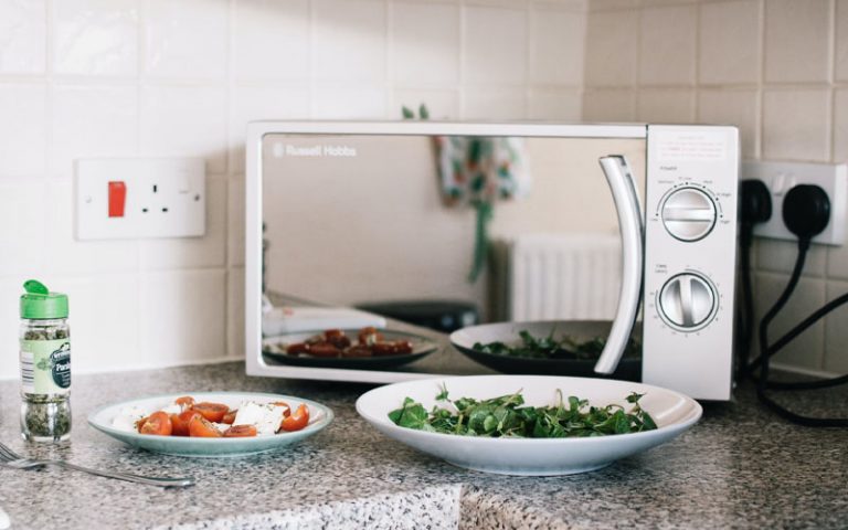 never-eat-microwaved-food-before-doing-this-fda-warns-yorecipes