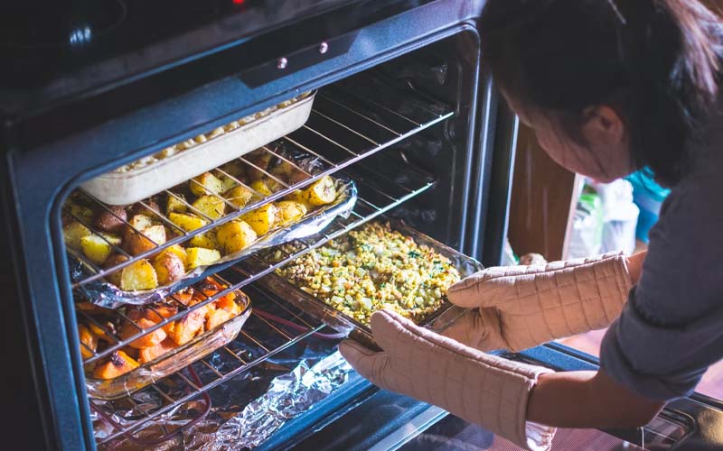Never Put These 5 Things in the Oven yoRecipes