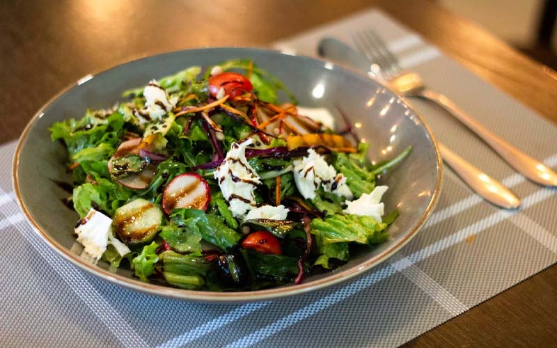 Why You Need to Stop Eating Salad at Restaurants yoRecipes