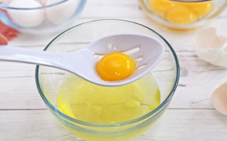 The Quickest Hack to Separate Egg Whites from Yolks – yoRecipes